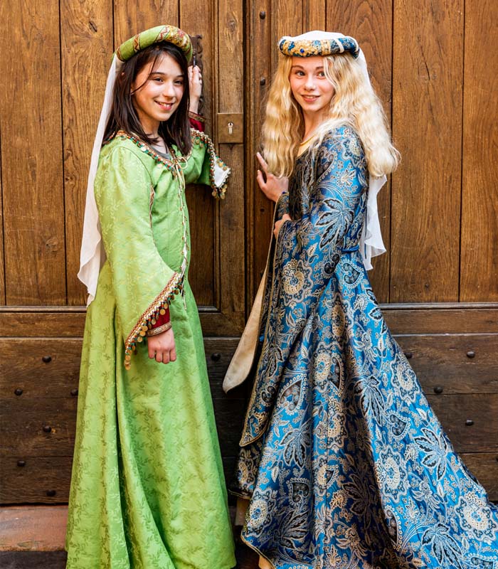Deux enfants costumées en tenues d'époques colorées du Moyen Âge