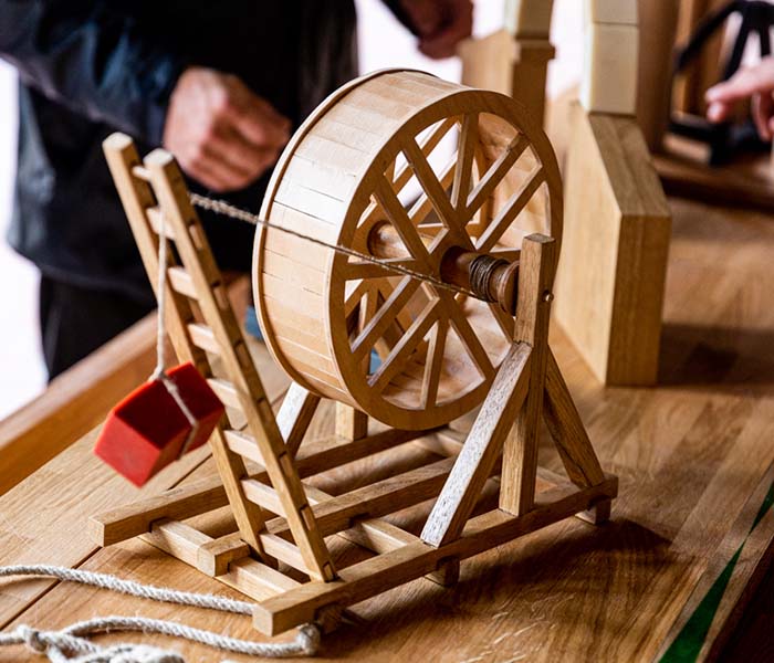 Roue en bois qui ressemble à un mécanisme de roue de moulin