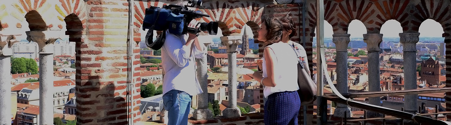 Equipe médiatique en tournage dans le clocher du couvent des Jacobins