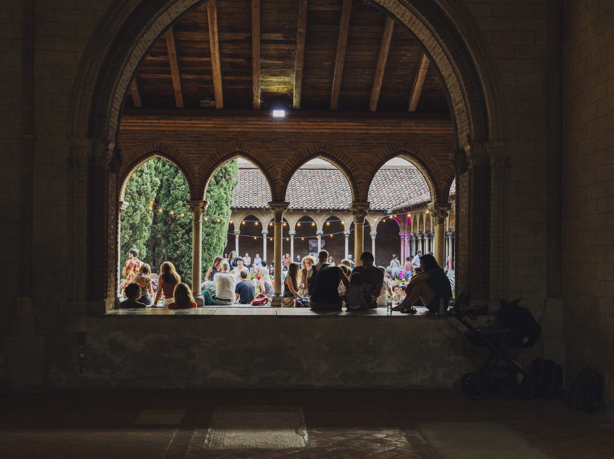 vue sur le cloître animé du couvent avec les arcades